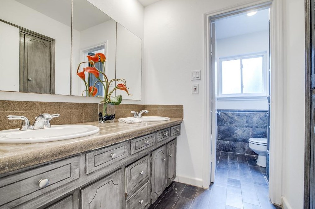 18531 Pt Lookout Dr, Houston TX  77058-4026 exterior