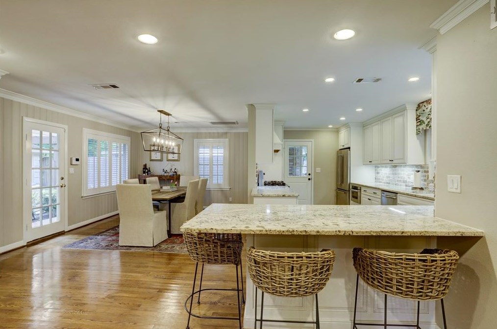 6231 Wickersham Ln, Houston TX  77056-4031 exterior
