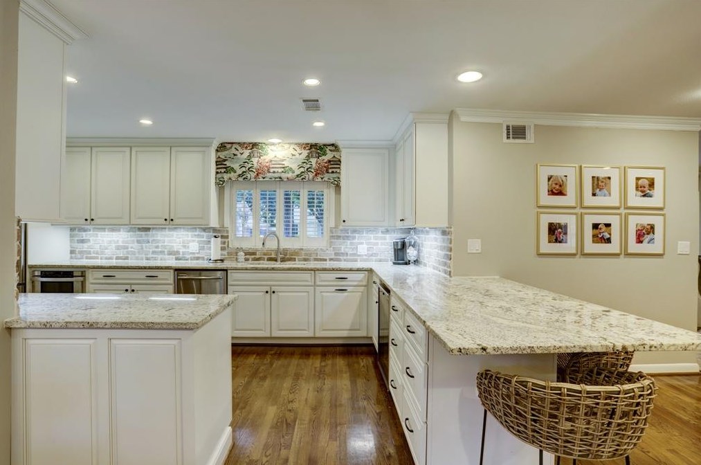 6231 Wickersham Ln, Houston TX  77056-4031 exterior