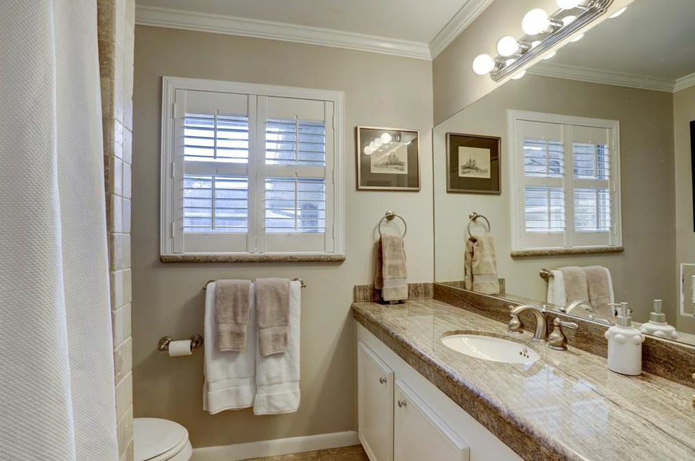 6231 Wickersham Ln, Houston TX  77056-4031 exterior