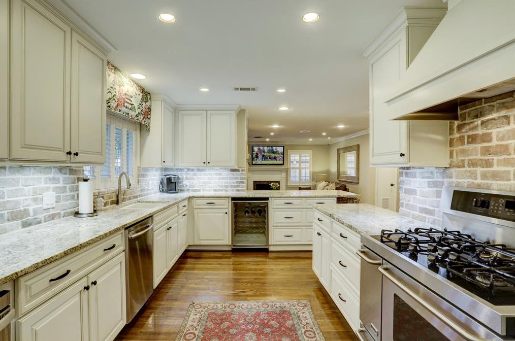 6231 Wickersham Ln, Houston TX  77056-4031 exterior