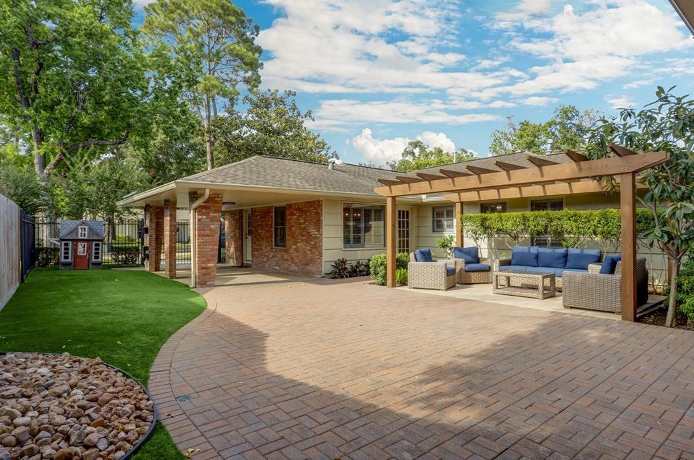 6231 Wickersham Ln, Houston TX  77056-4031 exterior