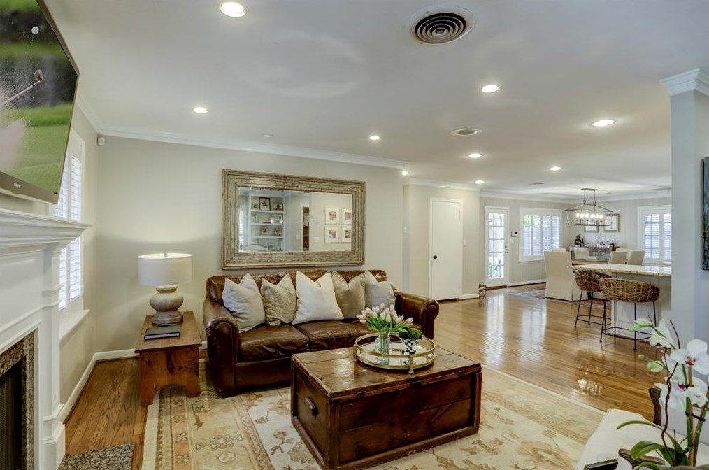 6231 Wickersham Ln, Houston TX  77056-4031 exterior