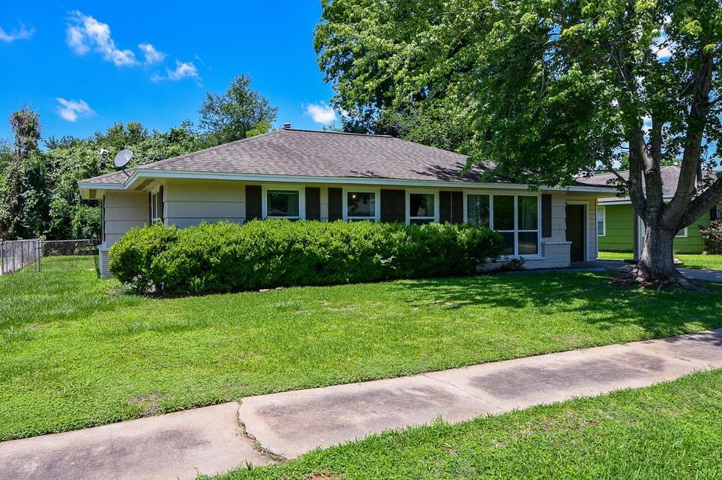 212 S Mattson St, West Columbia, TX 77486