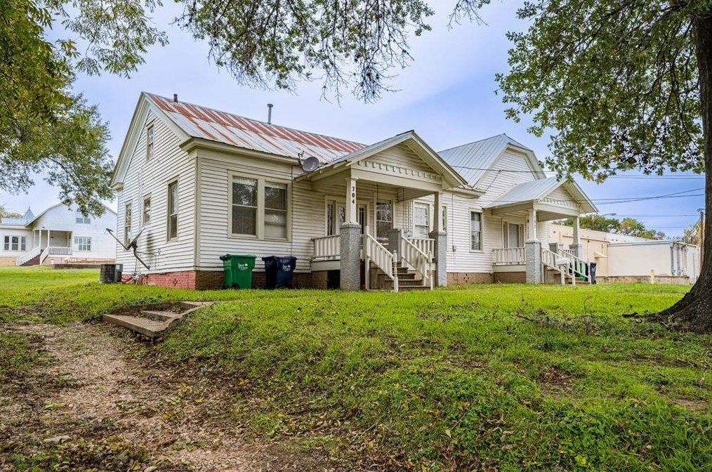 702 Clinton St, Brenham, TX 77833-3736