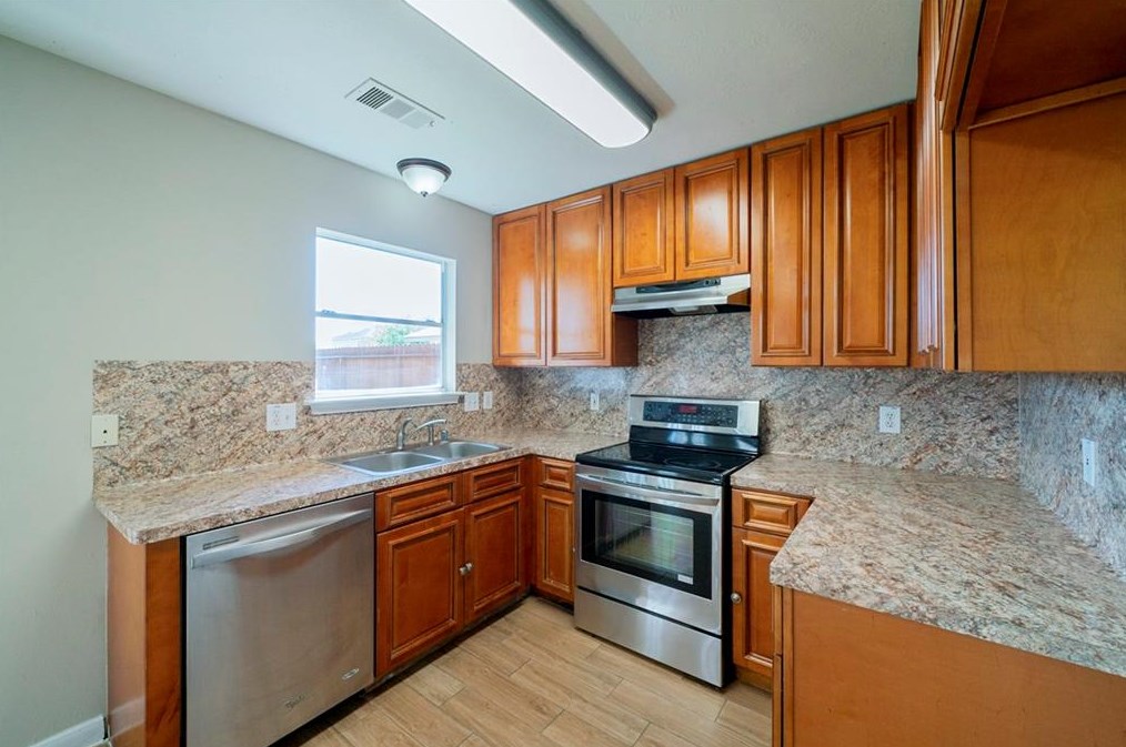 5811 Tidewater, Houston TX  77045-4000 exterior