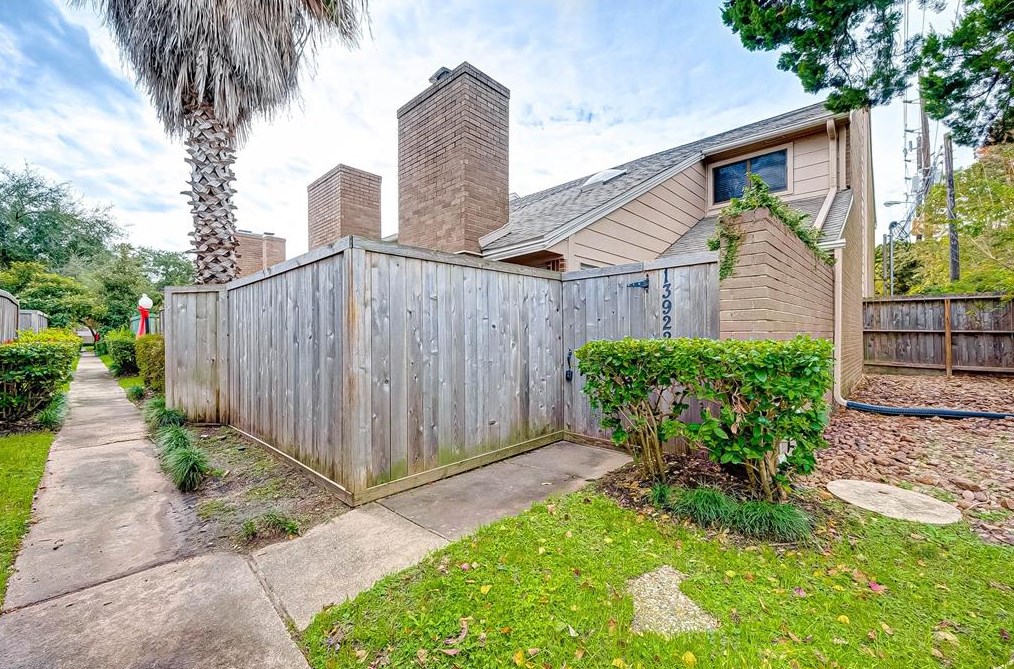 13922 Hollowgreen Dr #26, Houston, TX