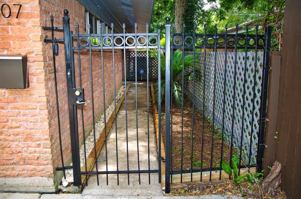 5507 Willowbend Blvd, Houston TX  77035-3731 exterior