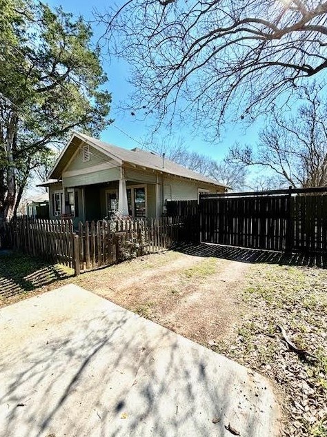 211 Phillips St, Conroe TX  77301-2815 exterior