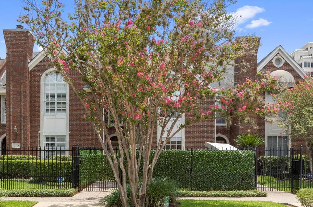 2121 Peckham St, Houston, TX 77019-6431
