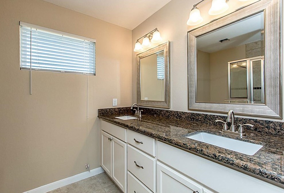 512 W Willis St, Alvin, TX 77511