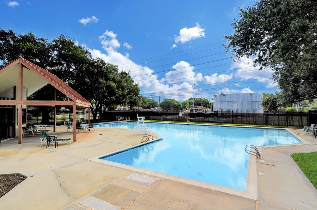 9006 Dawnridge Ln, Houston TX  77099-1989 exterior