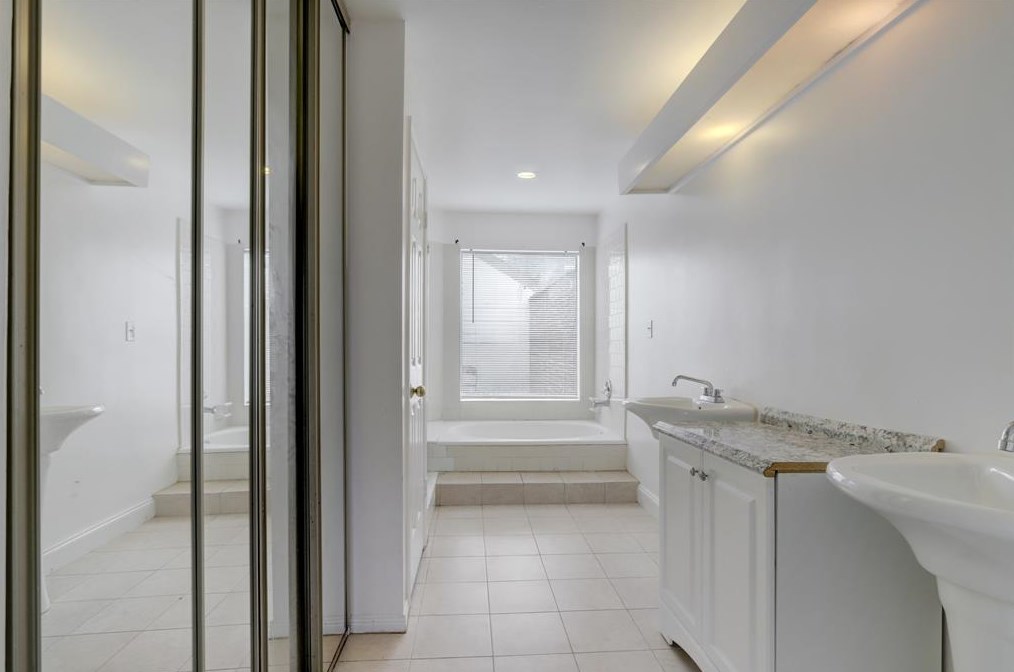 9006 Dawnridge Ln, Houston TX  77099-1989 exterior