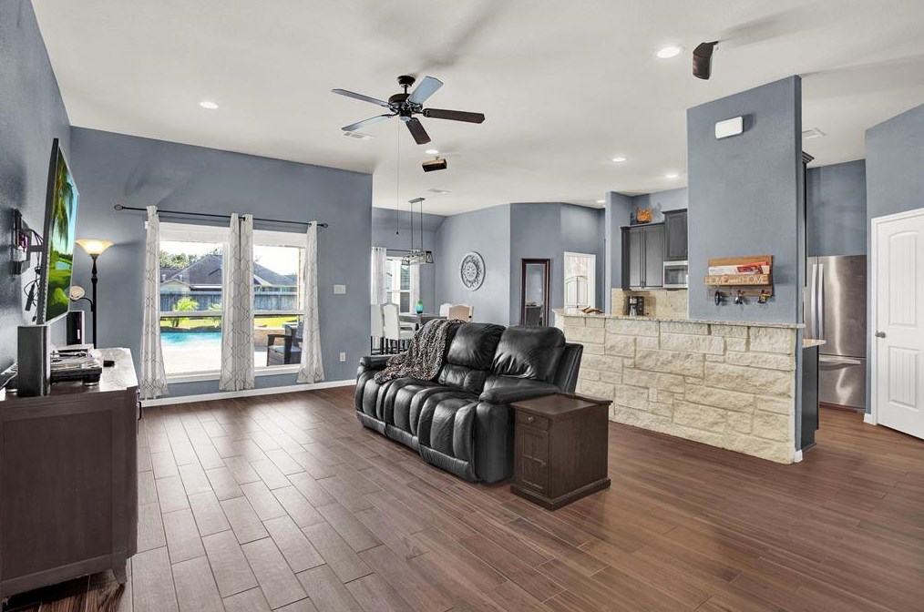 10491 Autry Dr, Santa Fe, TX 77510-8038