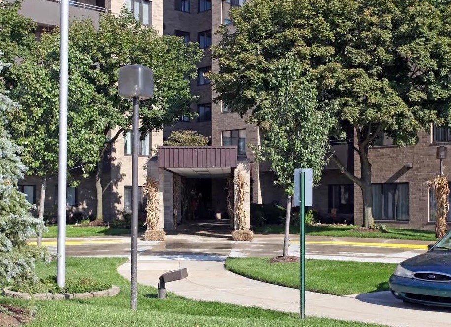 6120 Middlebelt Rd, Garden City, MI 48135-2401