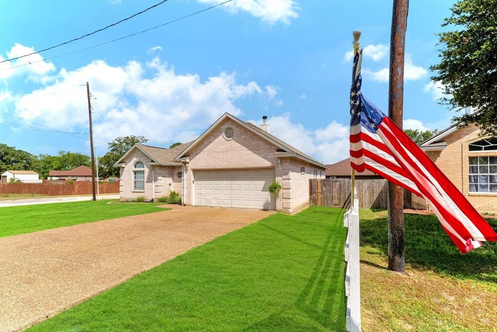 402 School St, Connor, TX 77864-3246