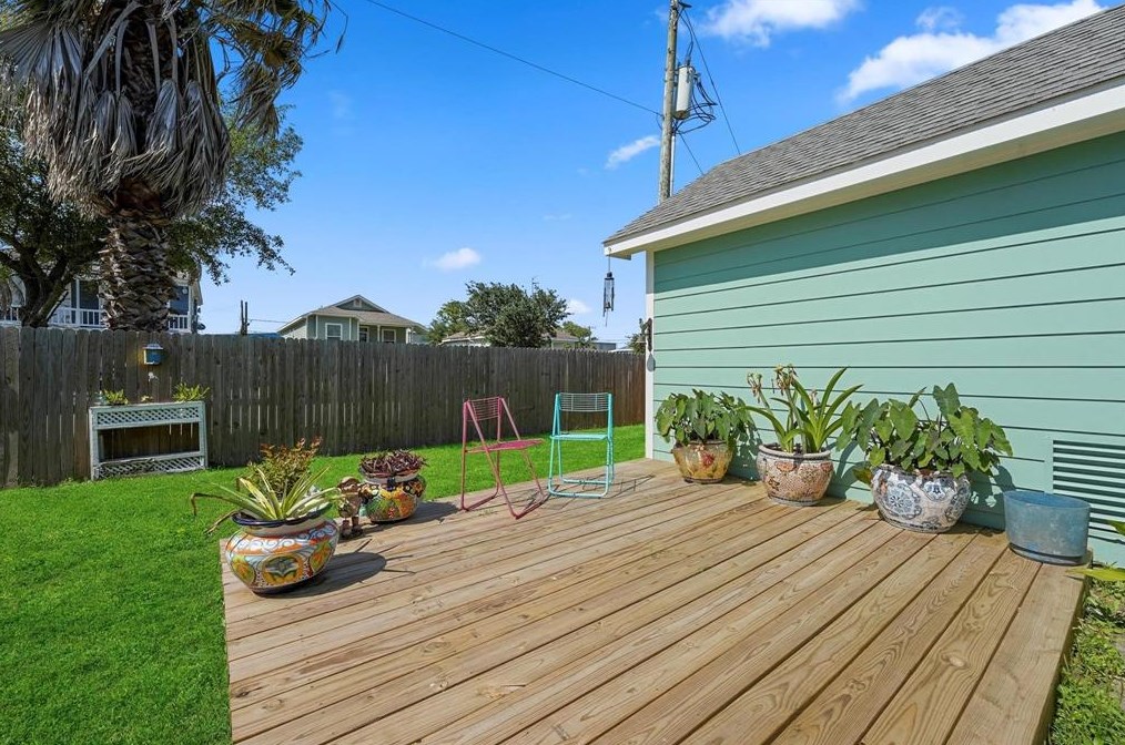 4418 N Live Oak Cir, Galveston, TX 77550