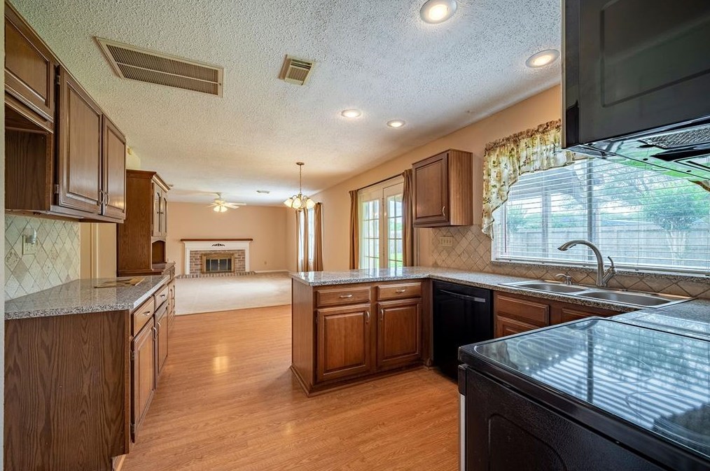 3527 Hidden Creek Dr, Sugar Land TX  77479-1654 exterior