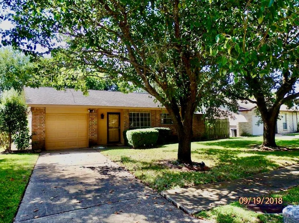 17018 Amber Ridge Dr, Sugar Land, TX 77498