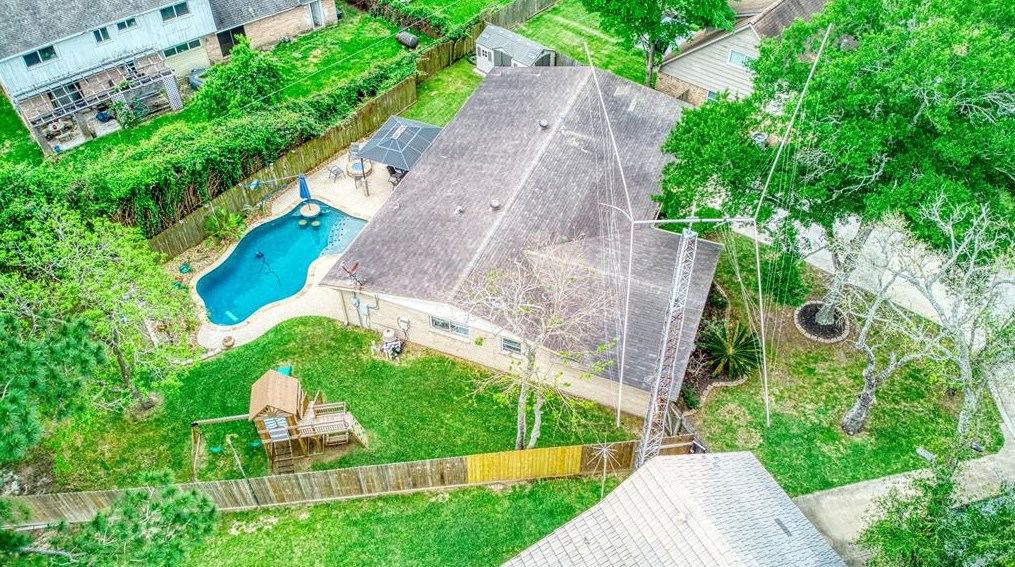 1405 Delabrook Ct, Taylor Lake Village, TX 77586