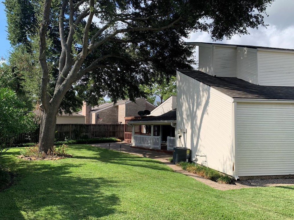 1619 Warwickshire Dr, Houston TX  77077-4122 exterior