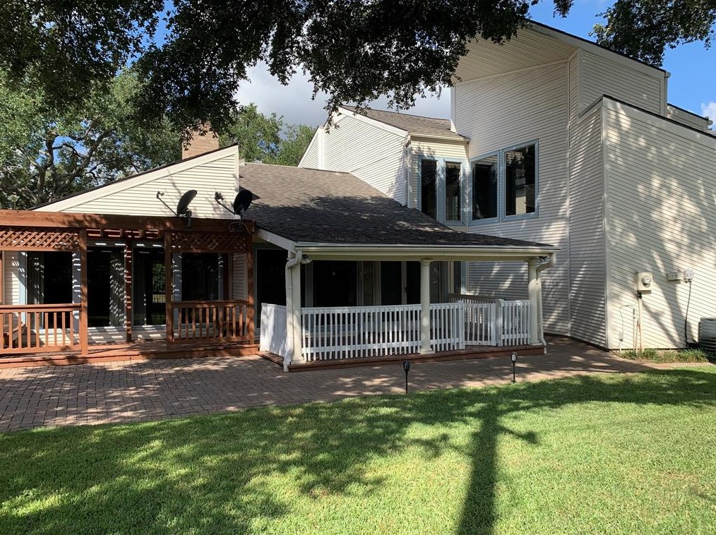 1619 Warwickshire Dr, Houston TX  77077-4122 exterior