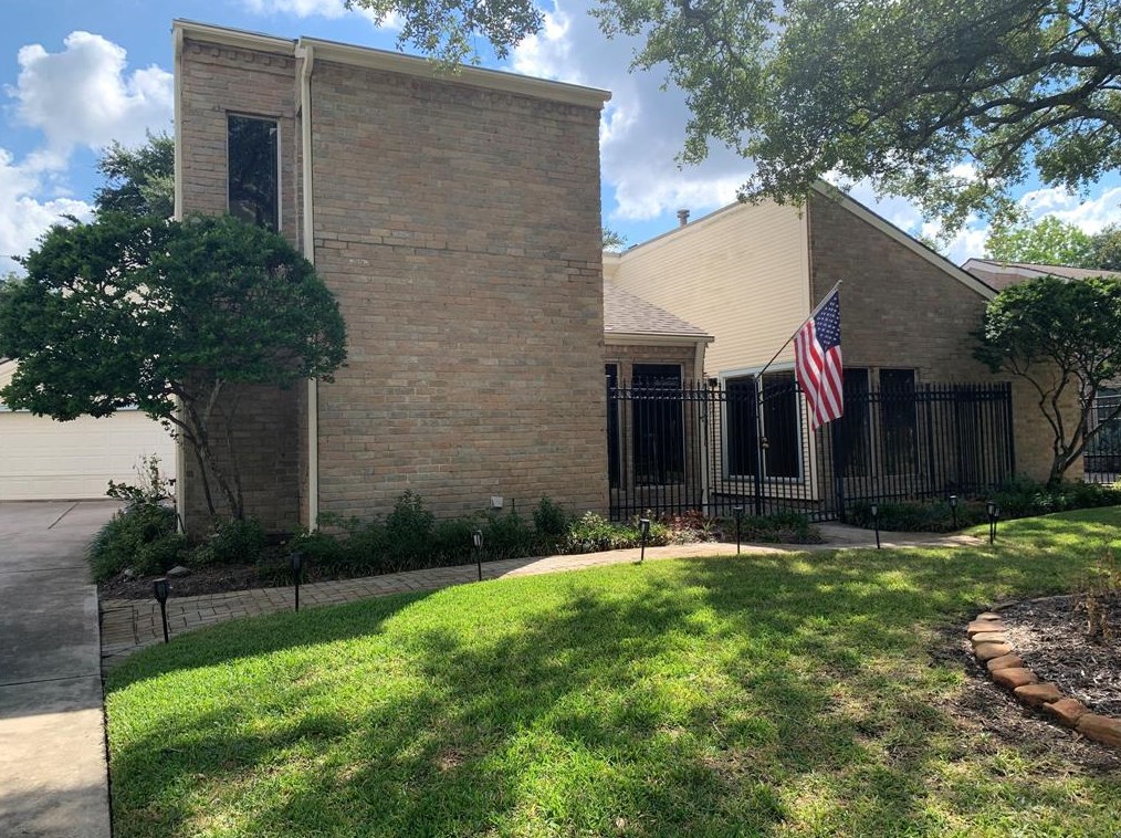 1619 Warwickshire Dr, Houston, TX 77077-4122