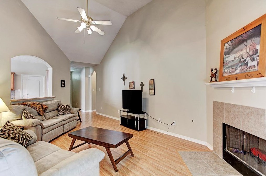9211 Hidden Lake E, Magnolia, TX 77354