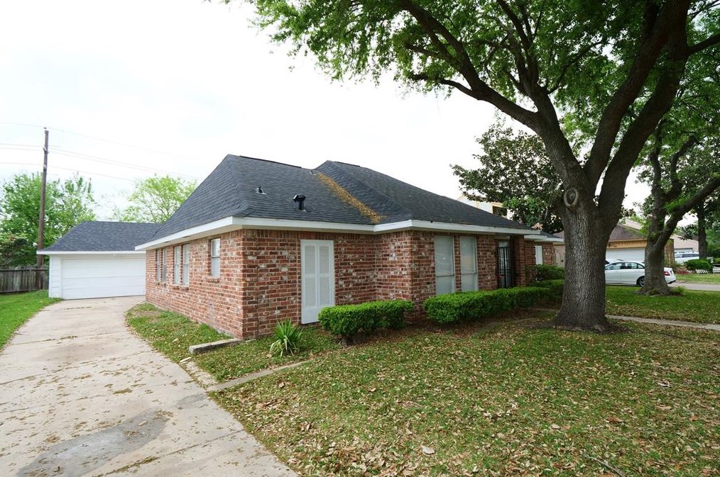 15214 Corona Del Mar Dr, Houston, TX 77083