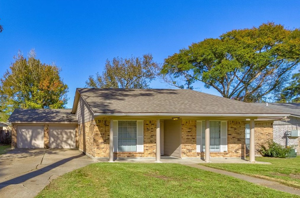 3700 Kingsway Dr, Baytown, TX 77521-2818