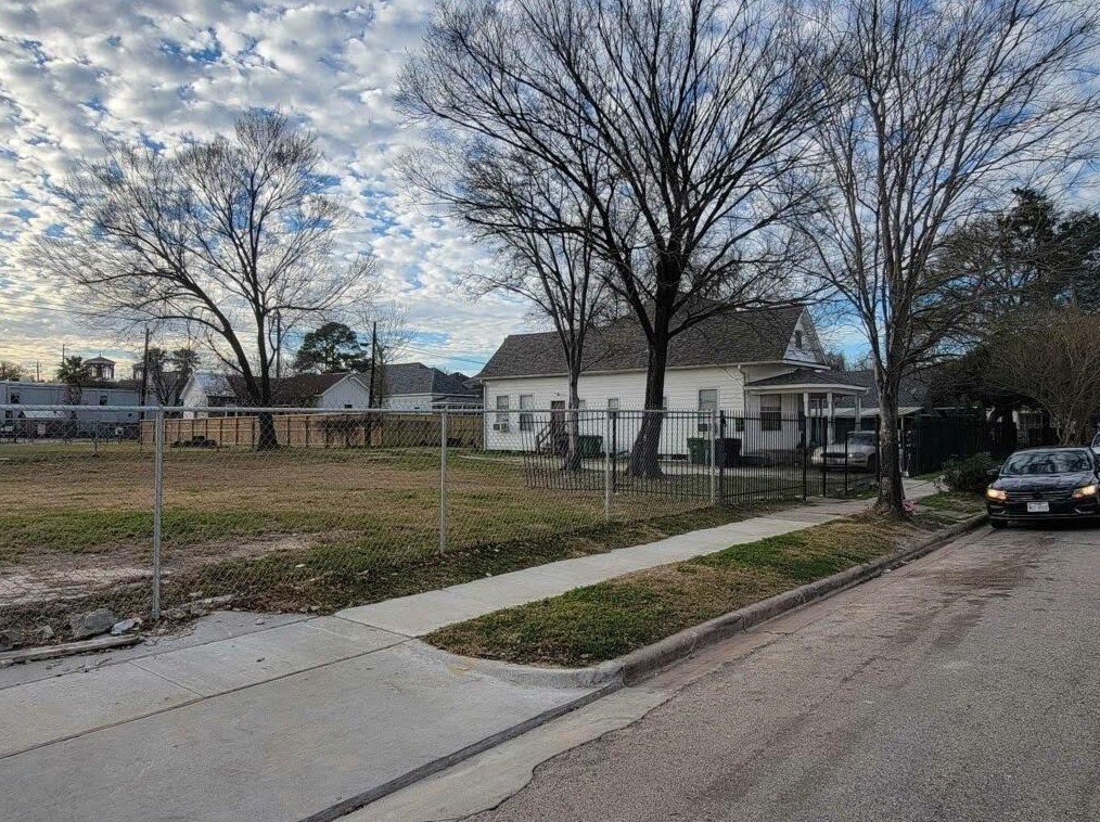 1905 Chapman St, Houston TX  77009-8210 exterior