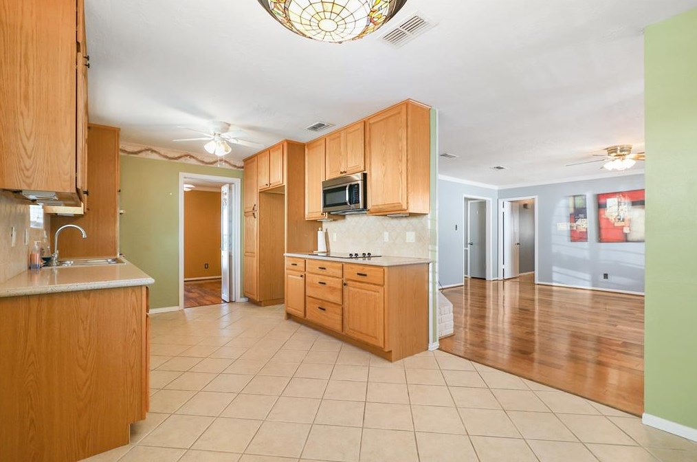 2807 Quincannon Ln, Houston TX 77043-1202 exterior