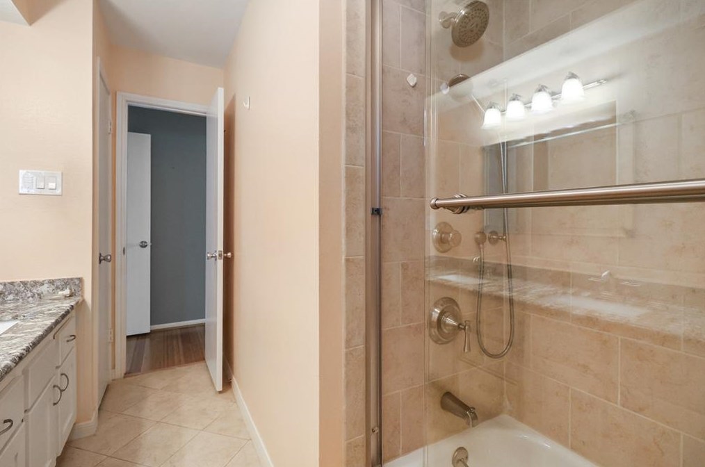 2807 Quincannon Ln, Houston TX 77043-1202 exterior