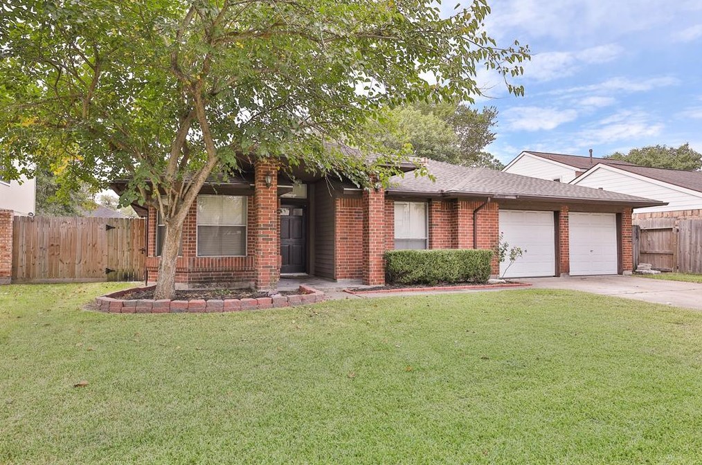 15730 Pipers View Dr, Houston, TX 77598-2546