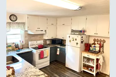 421 W 13th Street, Shiner, TX 77984 - Photo 2