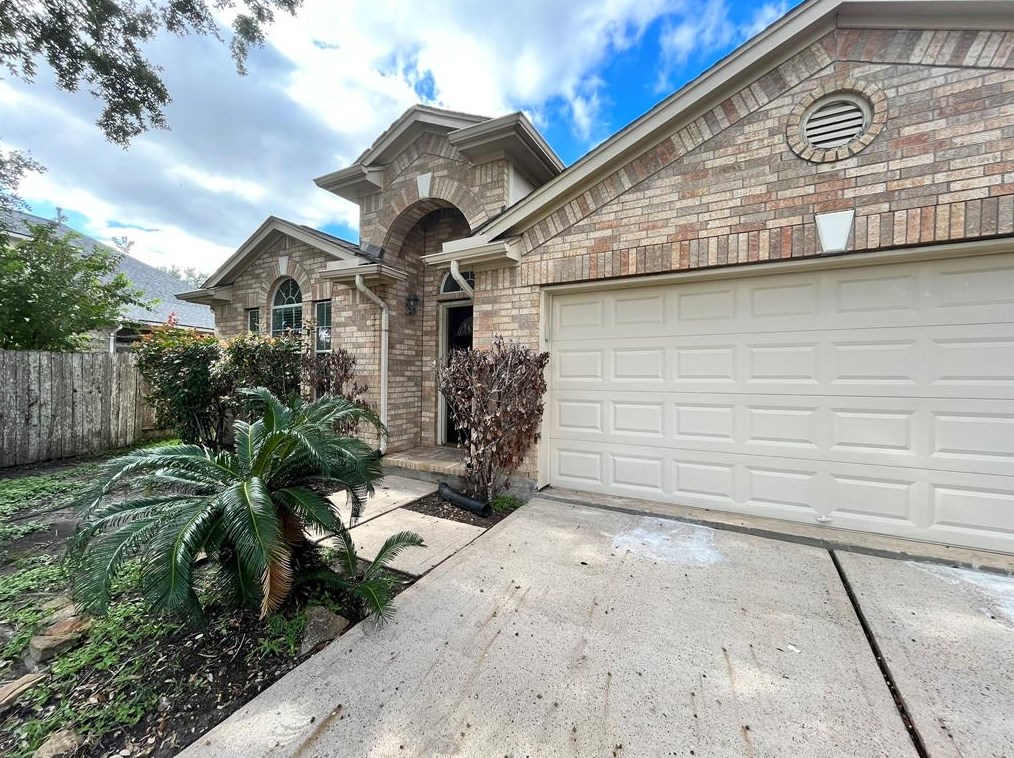 11415 Shoal Creek Dr, Pearland, TX 77584