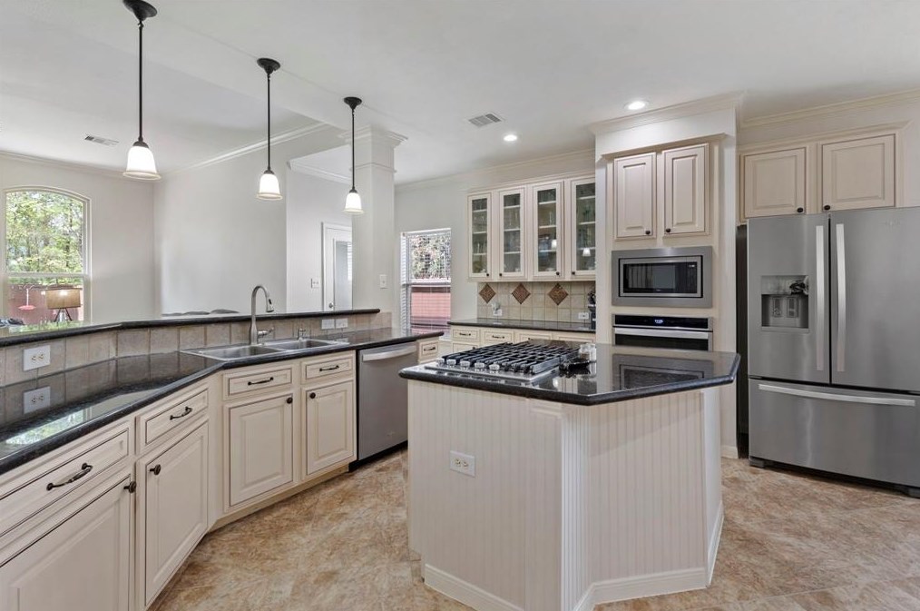 35 Peaceful Cyn Cir, Spring TX 77381-4487 exterior