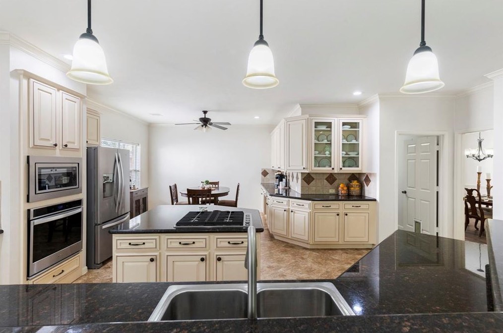 35 Peaceful Cyn Cir, Spring TX 77381-4487 exterior