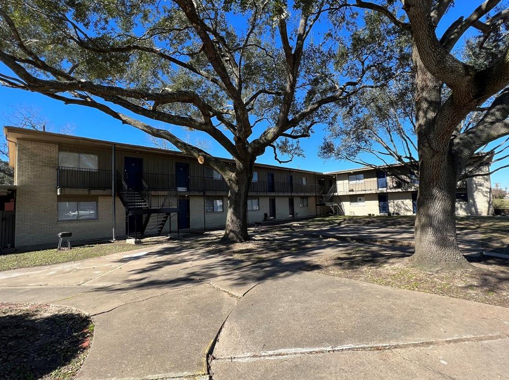 201 S Kaysie St #24, Angleton, TX 77515