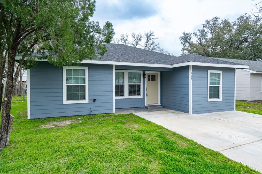 203 Sandra St, Edna, TX 77957