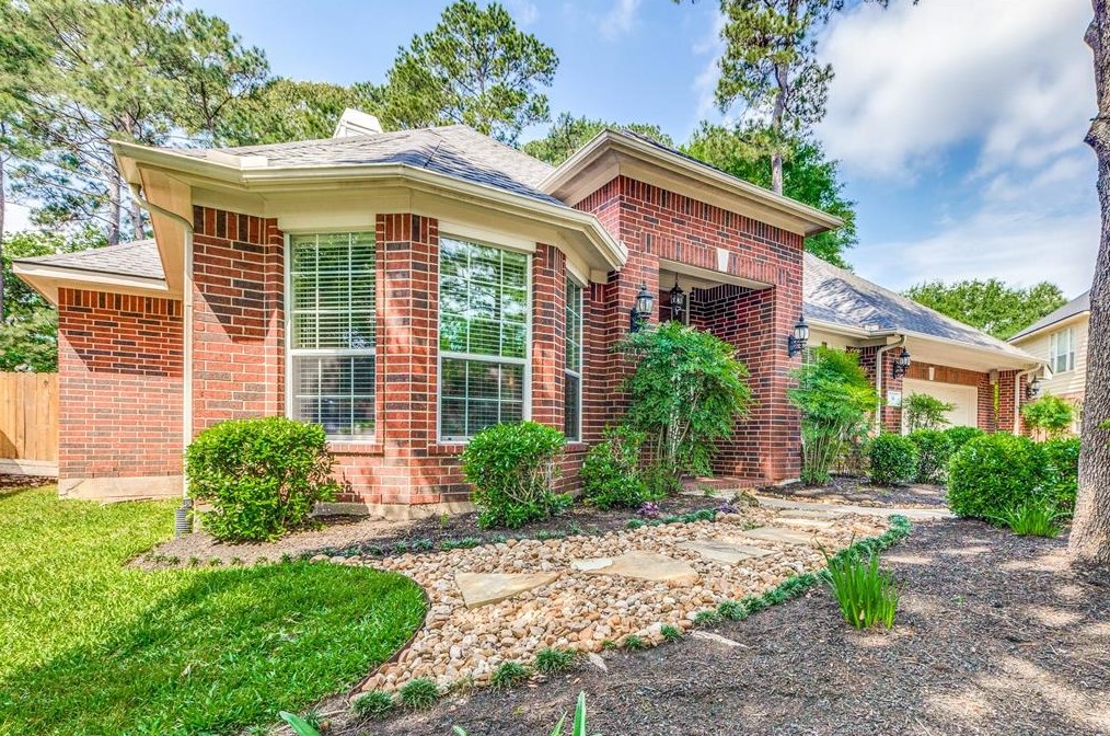 30 Weeping Spruce Ct, Conroe, TX 77384