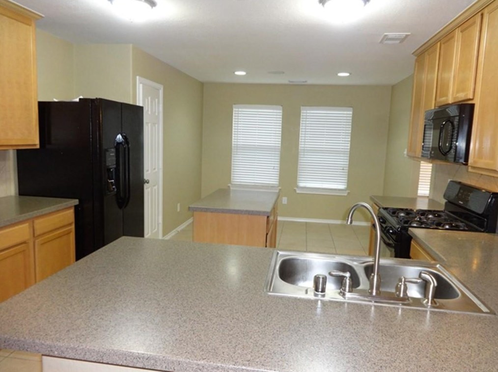 8003 Berkely Ct, Baytown TX  77521-8851 exterior
