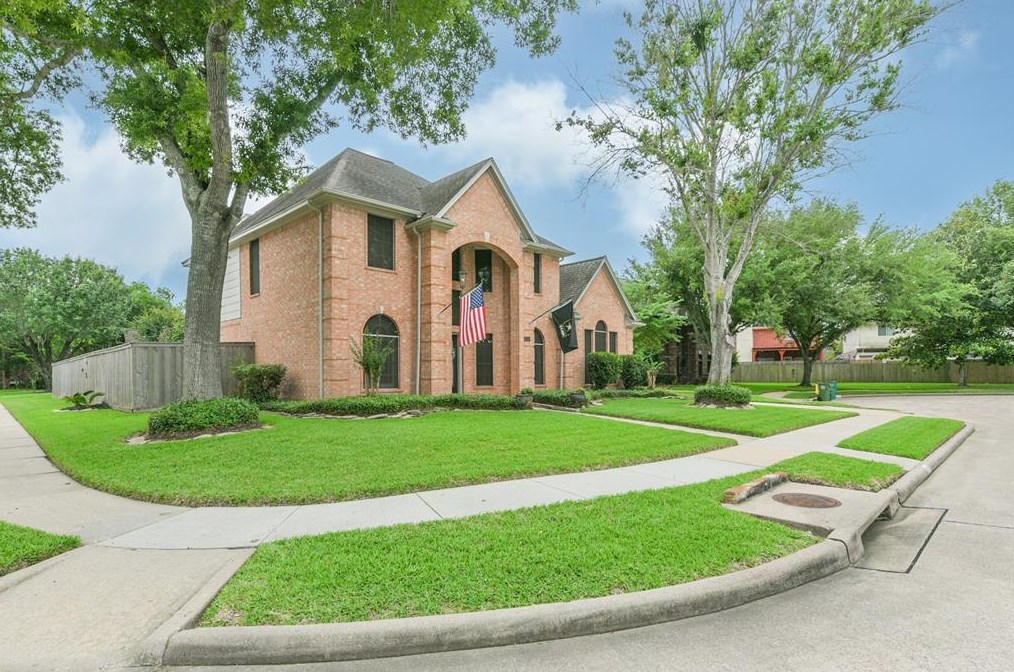 1510 Rustic Oak Ln, Taylor Lake Village, TX 77586-4551