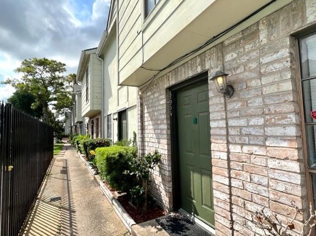 8654 Victorian Village Dr, Houston, TX 77071-2838