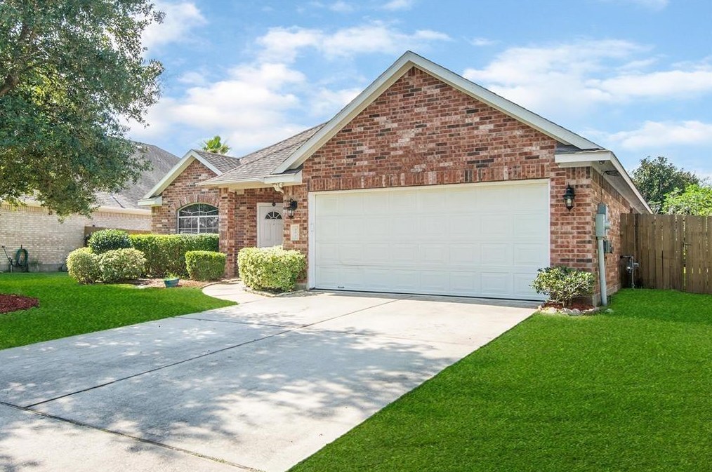 405 Magnolia Estates Dr, League City, TX 77573-4642