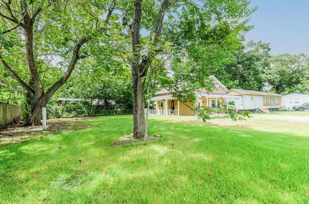 128 Edith St, Highlands, TX 77562