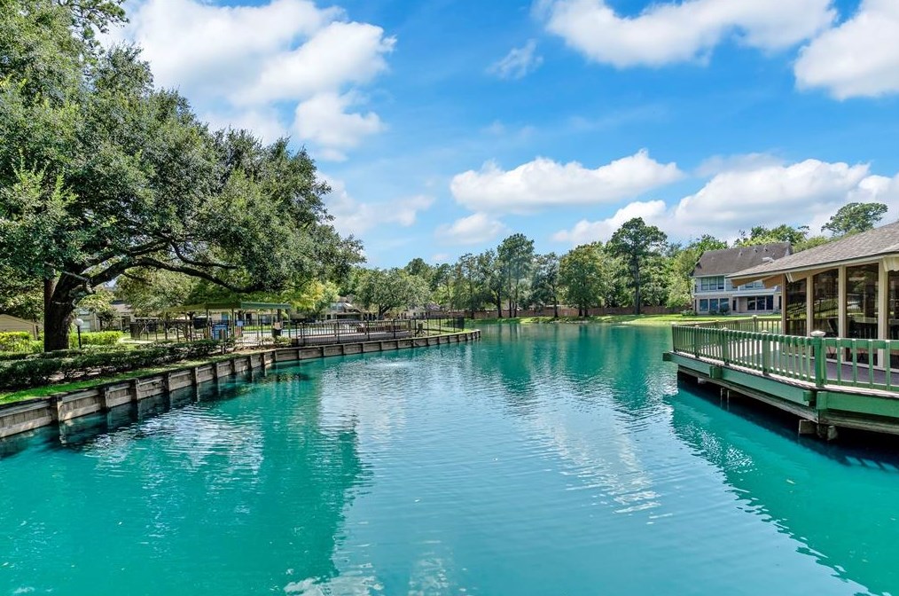 102 Old Brg Lk, Houston TX  77069-3465 exterior