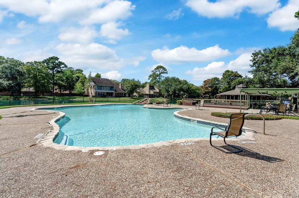 102 Old Brg Lk, Houston TX  77069-3465 exterior