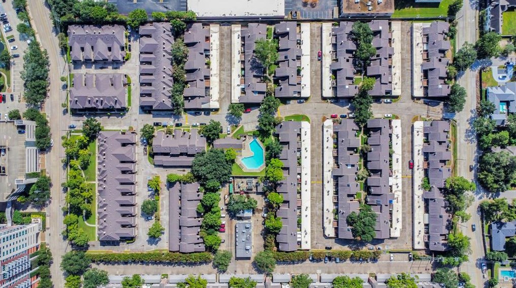 934 Memorial Village Dr, Houston TX  77024-4429 exterior