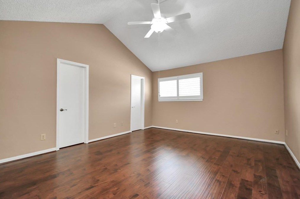 934 Memorial Village Dr, Houston, TX 77024-4429